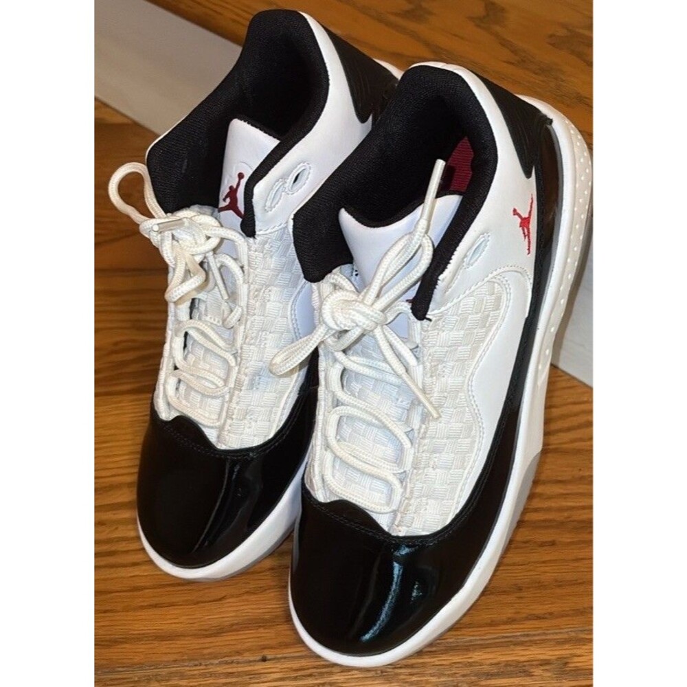 Big Kids Jordan Max Aura 2, Size US 5 .5 Boys Youth Sneakers Trainers Athletic